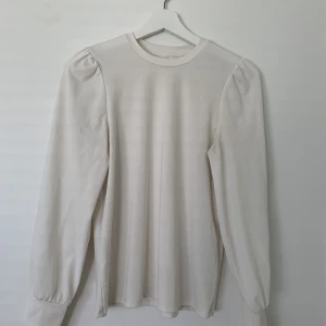 vit långärmad tröja  - vit långärmad topp från nelly, storlek s