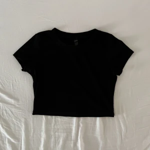 Svart topp - En svart topp. Använts 1-2 gånger max. Inga defekter. Skriv om ni har några frågor🖤priset går att diskutera 