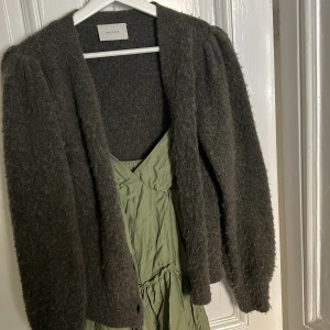 kofta från neonoir - Så fin kofta från neonoir! Mörkgrön och meningen att den ska va nopprig i materialet! 