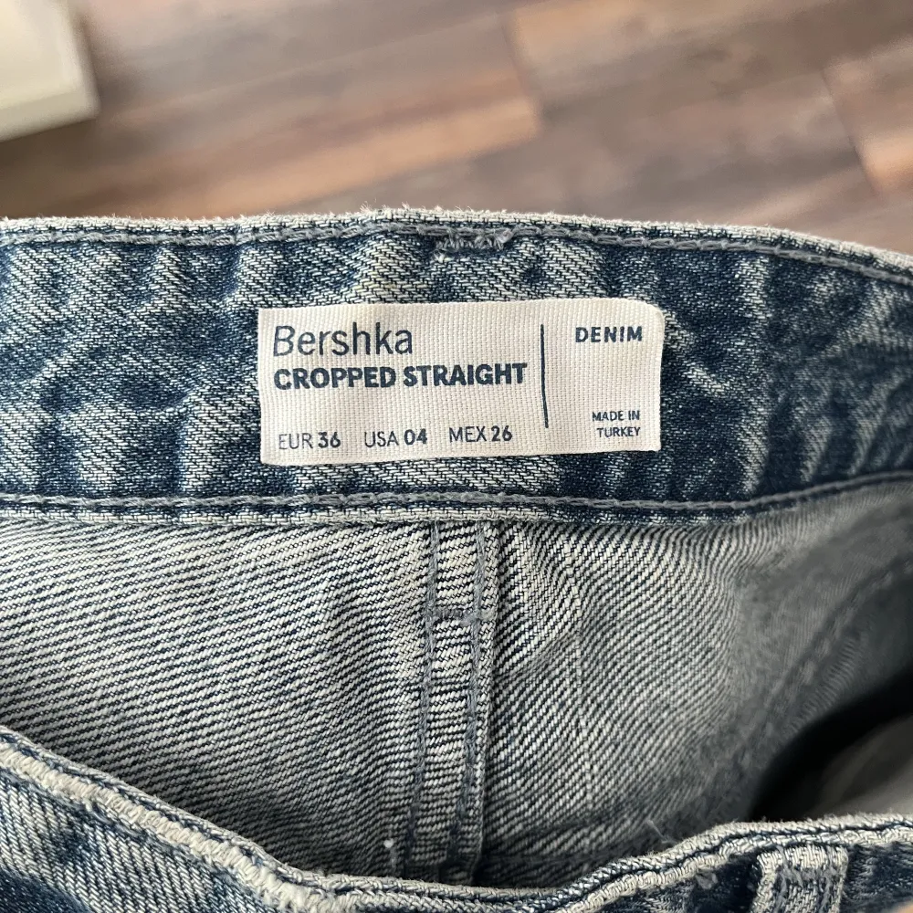 Ett par jeans från Berskha i storlek 36. Jeans & Byxor.
