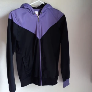Lila/svart marwin/sports jacka! - Lila/svart marwin/sportsjacka . Polyester! 