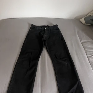 WEEKDAY SPACE RELAXED STRAIGHT - weekday space relaxed straight jeans i storlek 29/30 (sitter lite större) Rätt bra skick, finns mindre flaws men inget märkvärdigt  Nypris: 599 kr jag säljer för 200‼️😍💸😅