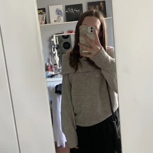 Stickad tröja! - Söt stickad tröja som är off shoulder (man ser på bilden) köpt för 299kr säljer för 100kr, bara använd 4 gånger kanske 