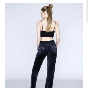 Juicy byxor! - Säljer mina juicy byxor i färgen night sky! Sälj då de inte används. De har inga defekter o är helt i nyskick! Köpt för 1200kr säljer för 700kr pris går att diskutera, vid snabb affär kan de sänkas 💗