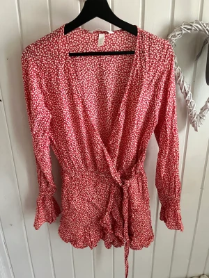 Klänning  - En klänning med omlott och inbyggda byxben utan att de syns. Men super bekvämt och skönt att slippa oroa sig