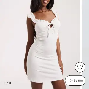Säljer denna sjukt snygga klänningen från Nelly! Köpte för 350kr och jag säljer den för 290kr! Endast testad! Lapp finns kvar! Säljer då den inte riktigt var min stil🌸