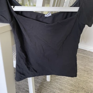 Svart topp - En svart topp i storlek 38 från gina Tricot
