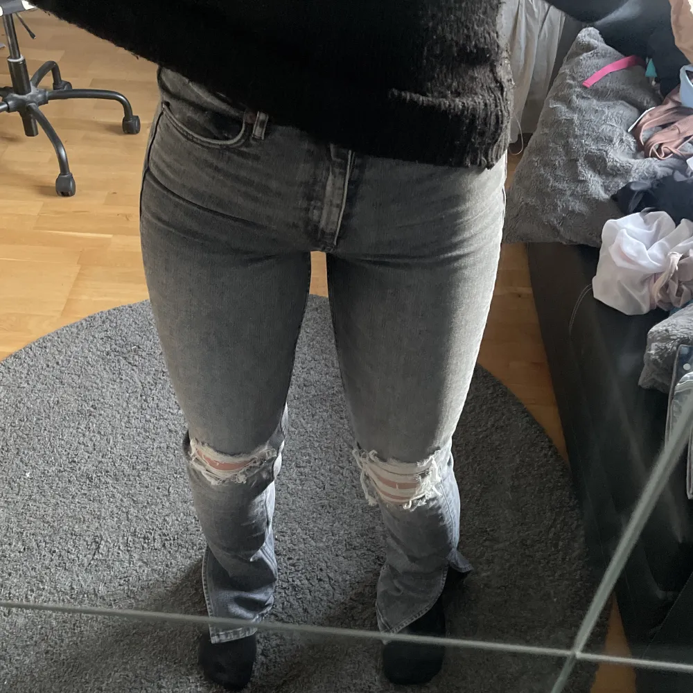 Säljer mina super snygga gråa bootcut jeans med hål från Zara, i storlek 36. Jag är 167 cm lång och dem är lite långa för mig. Dem är stretchiga i materialet och super sköna!!🥰. Jeans & Byxor.