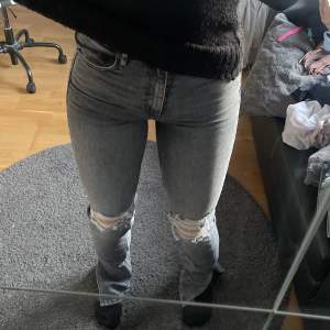 Säljer mina super snygga gråa bootcut jeans med hål från Zara, i storlek 36. Jag är 167 cm lång och dem är lite långa för mig. Dem är stretchiga i materialet och super sköna!!🥰