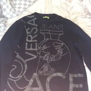 Versace tröja använt några gånger sen jag köpt den förra året, denna modellen är slut såld nu och den är helt fläckfri 