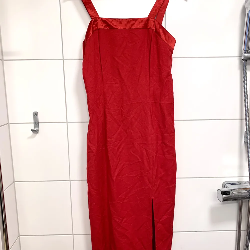 Jättefin lång, röd vintageklänning köpt på beyond retros garagesale som tyvärr är lite liten på mig. Saknar lappar så oklart vilken storlek men skulle uppskatta den som S. Går till vaderna på mig som är 173cm och har en slits. Väldigt fint skick! ❤️‍🔥. Klänningar.