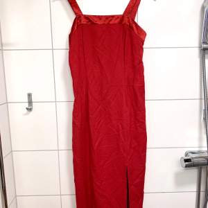 Jättefin lång, röd vintageklänning köpt på beyond retros garagesale som tyvärr är lite liten på mig. Saknar lappar så oklart vilken storlek men skulle uppskatta den som S. Går till vaderna på mig som är 173cm och har en slits. Väldigt fint skick! ❤️‍🔥