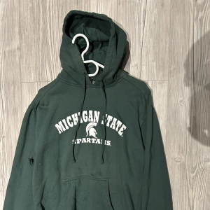Michigan state spartans hoddie - Säljer min Michigan state spartans hoddie. Skick 7/10. Ny pris 500. Andvända fåtal gånger. Hör av dig för mer information!