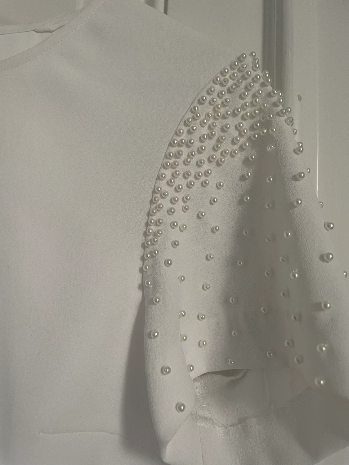 Vit kort top med fina pärlor på ärmarna  - 90