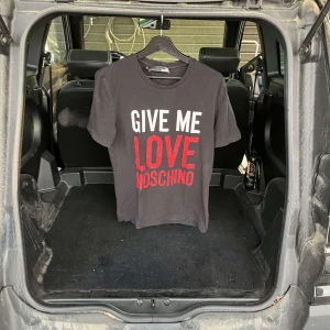 Moschino T-shirt  - Moschino tshirt Nytt pris: 1500kr Mitt pris: 700kr Skick: 7/10 Färg: Svart Storlek: M