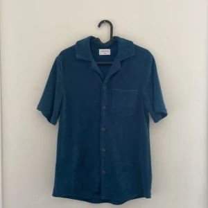 Marinblå frotté skjorta - Marinblå kortärmad Frotté. Aldrig använd bara testad, stor i storleken skulle säga att den passar herr xs/s 