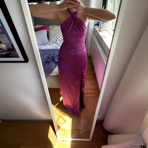 Balklänning  - (SÄNKT PRIS⛔️)Helt oanvänd balklänning från fashion nova! köpt förra året men valde en annan 