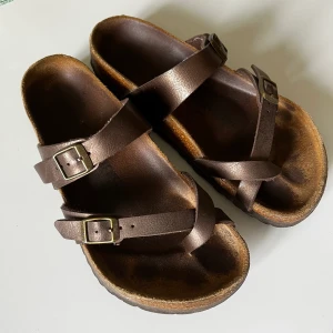 Birkenstock - Birkenstock sandaler i modellen Mayari. Storlek 37, passar även 38 skulle jag säga. Använt skick. (Nypris ca 1000kr)
