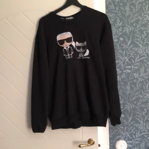 Karl Lagerfeld longsleeve - XXL men känns som L.  2 lax ordinarie pris Använd Max 10 gånger