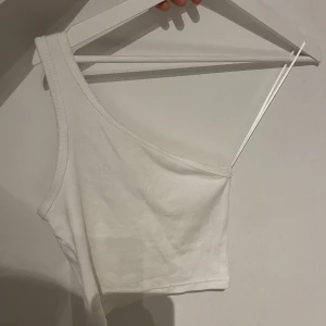 En vit topp från weekday  - En vit topp från weekday med en Axel. Den är i storlek xs. Säljer för 50 plus frakt.
