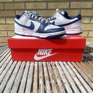 Nike Dunk Low Brooklyn Nets - Säljer mina dunks då dem aldrig används. Använda max 5 gånger, Crease skydd har varit i hela tiden. Original kartong finns (se sista bild). Köpta från Stockx. Öppen för prisförslag.