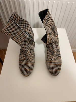 MONKI klackskor  - Väldigt fina klackskor ifrån MONKI i storlek 38 
