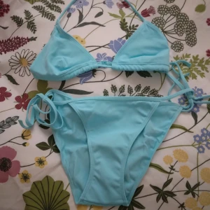 NY & OANVÄND snygg turkos bikini. Storlek: 36 / SMALL. Lindex. - NY & OANVÄND snygg turkos bikini i 2 delar från Lindex. Storlek: 36/SMALL på båda delarna. Toppen knyts i nacken och stängs med litet spänne i ryggen, byxan knyts i sidorna. Inga defekter/inga fel.