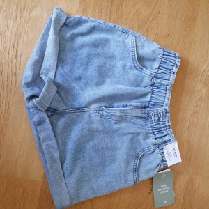 Helt nya jeansshorts - Oanvända jeansshort från hm. Lapparna sitter kvar.