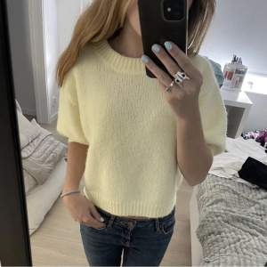 Supersnygg och trendig stickad tshirt ifrån Zara i storlek s💕 Lånade bilder