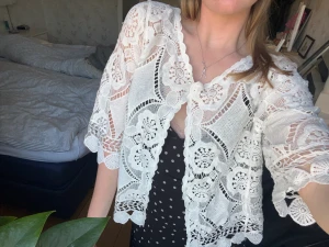 Kofta - Gullig kofta! Den är perfekt till sommaren att ha till en kjol eller över en klänning!🌸 Slriv vid frågor, köparen står för frakten❤️‍🔥