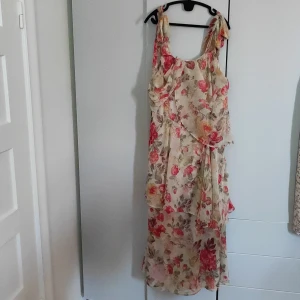 Sommarklänning - Blommig fin sommarklänning, går att justera  axelbanden.