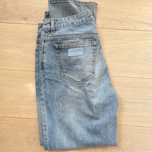 Jenas från Ganni - Jenas från Ganni som går att knäppa på två sätt! Super bra kvalitet❤️🤧jag är ca 165 cm lång brukar ha s m