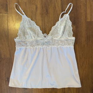 Topp - Säljer en söt topp, sitter som xs/s. Superfin!! Köpare står för frakt💘