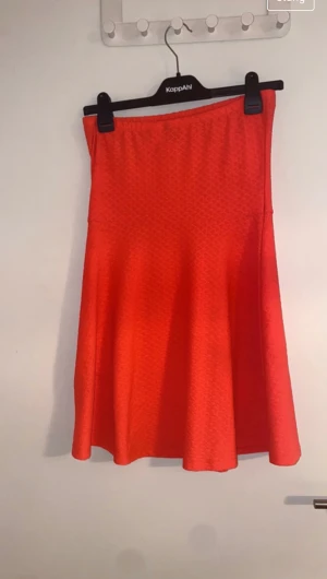 Armlös klänning  - En fin korallfärgade sommarklänning där det finns en liten fläckar på som jag har försökt tvätta bort men den värkar inte gå bort med de medel som jag har använt.   Den är använd men ett fåtal gånger sen har den hängt i min garderob sen dess. 