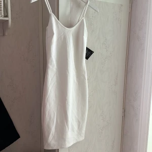 Klänning  - Oanvänd klänning från Nelly. Storlek Xs