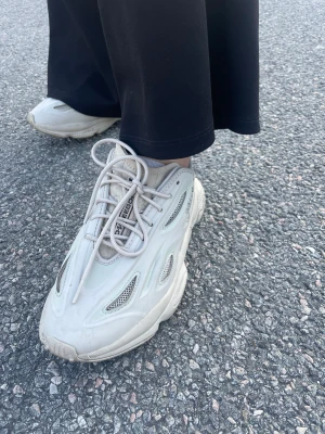 Adidas originals Ozweego celox  - Snygga adidas i mycket fint skick, säljes pga för mycket skor. Använda fåtal ggr🤍 köpta för 1300 på Zalando 