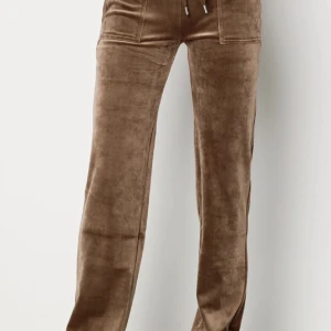 Bruna Juicy couture byxor - Säljer mina bruna Juicy Couture byxor pga att dom aldrig kom till användning. Finns inga tecken på användning. Köpta för 1100kr säljer dom för 500kr. Pris går att diskuteras och kontakta mig privat för fler bilder!💗säljer även ett par rosa likadana💕