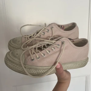 Acne skor  - Säljer mina fina pastellfärgade sneakers från acne då dem tyvärr är lite för stora för mig. Modellen har slitningar i sig, och har används sparsamt. Perfekta sneakers nu till sommaren ☺️