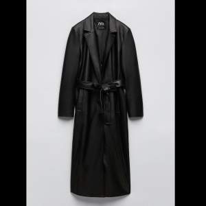 Zara Trenchcoat i skinnimitation. I nyskick ej använd. Prislapp finns kvar.