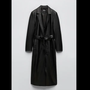 Zara Trenchcoat i skinnimitation - Zara Trenchcoat i skinnimitation. I nyskick ej använd. Prislapp finns kvar.