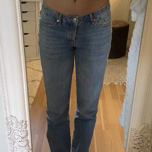 Ett par så snygga blåa lågmidjade jeans från Weekday. Fint skick. Storlek 28/32