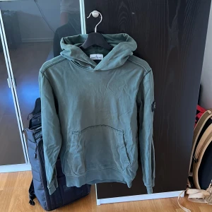 Stone island junior hoodie  - Stone island junior Hoodie   Skick: bra inte använd så ofta.   Köpt på NK Göteborg   Storlek: 164-170 