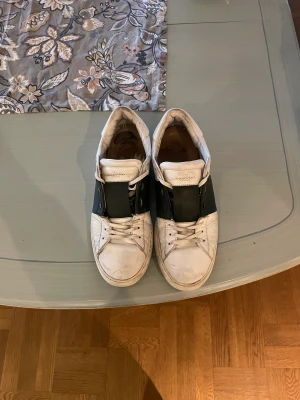 Valentino  - Snygga valentinos i färg mörkgrön. De är i skick 7/10 men är fortfarande riktigt snygga. Box och kvitto finns. Pris kan diskuteras 