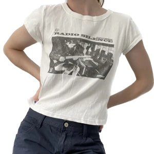 Brandy Melville top - Offwhite t-shirt som inte passade mig 🫶 Går ner till naveln och är lite kortare i ärmarna, Fint skick! 