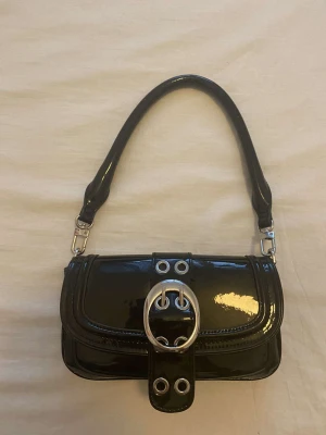 Väska - Säljer denna väska för den kommer inte till användning, nästan aldrig användning. Fick den i present så vet inte hur mycket den kostar.