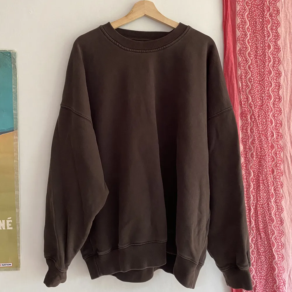 En stor brun sweatshirt köpt från h&m. Väl använd. Finns lite småfläckar, men ej så synliga.. Hoodies.