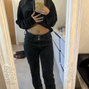 Jeans - Medelhög midja med två knappar jätte sköna❤️ från Lindex storlek 40🥰