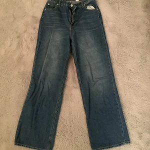 Jeans - Blåa jeans ifrån Hm dom är insydda u midjan och passar någon som har strl 36💕 100kr+frakt