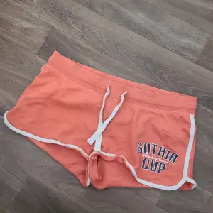 Ett par shorts köpa på Gothia cup, aldrig avända pga för stora. Mjukt material.