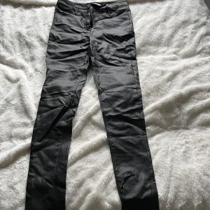Skinnbyxor - Tajta skinnbyxor från Mango, aldrig använda Strl 36